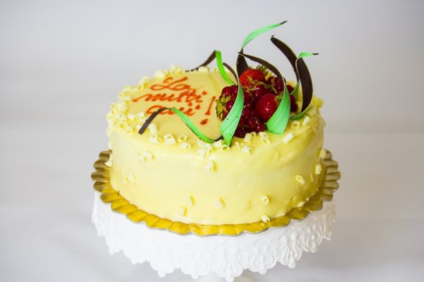Tort Mousse cu Ciocolata Alba si Zmeura